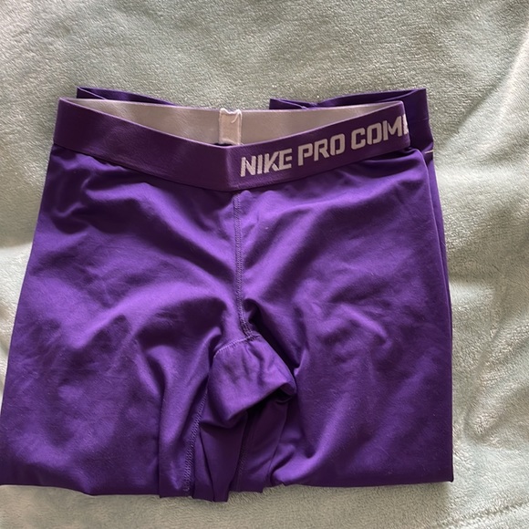 COPY - NIKE PRO COMBAT CROP LEGGINGS - Picture 2 of 2